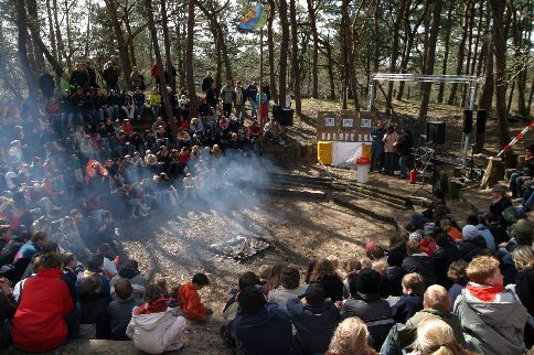 De Scouts bij elkaar in de kampvuurkuil (Foto: Jeroen Mesman)