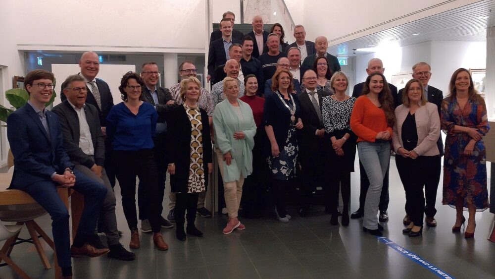 Afscheid raad groepsfoto trap