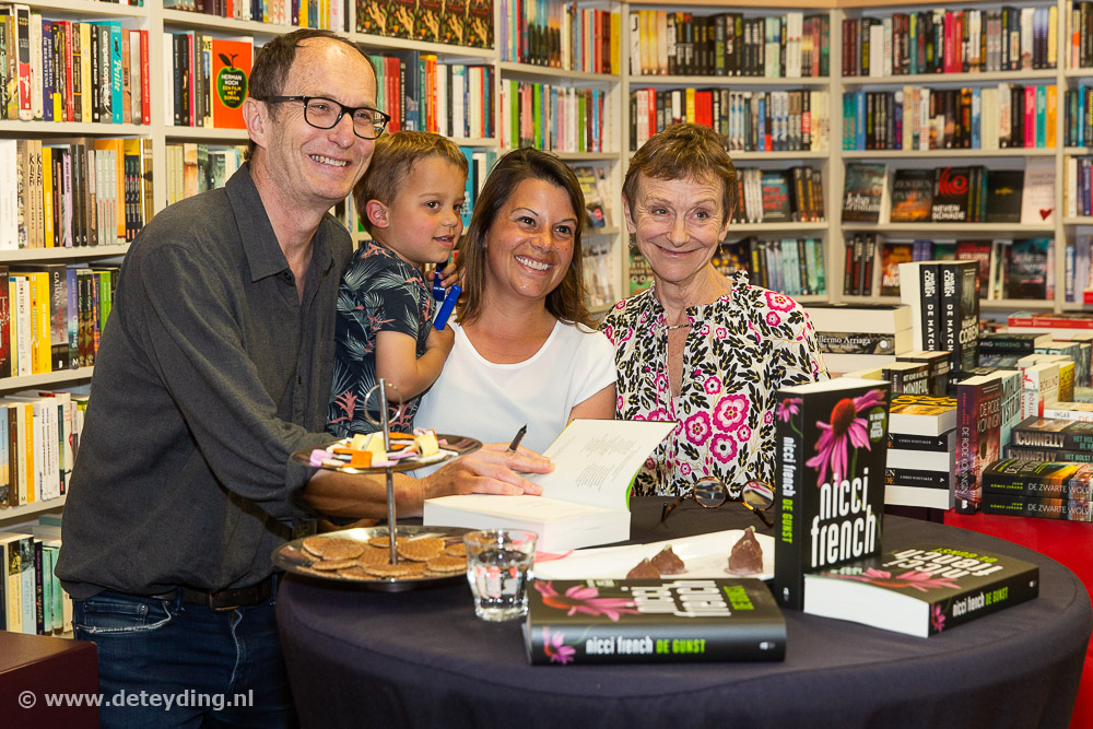 In de rij voor een gesigneerd boek van Nicci French of Arno van Kempen