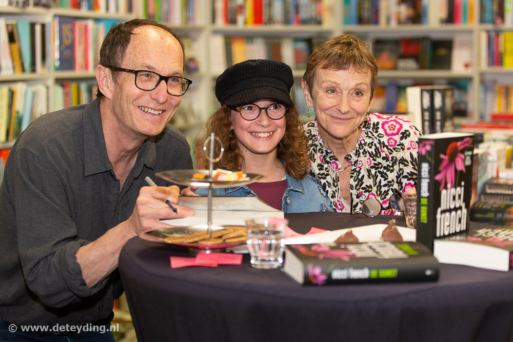 In de rij voor een gesigneerd boek van Nicci French of Arno van Kempen
