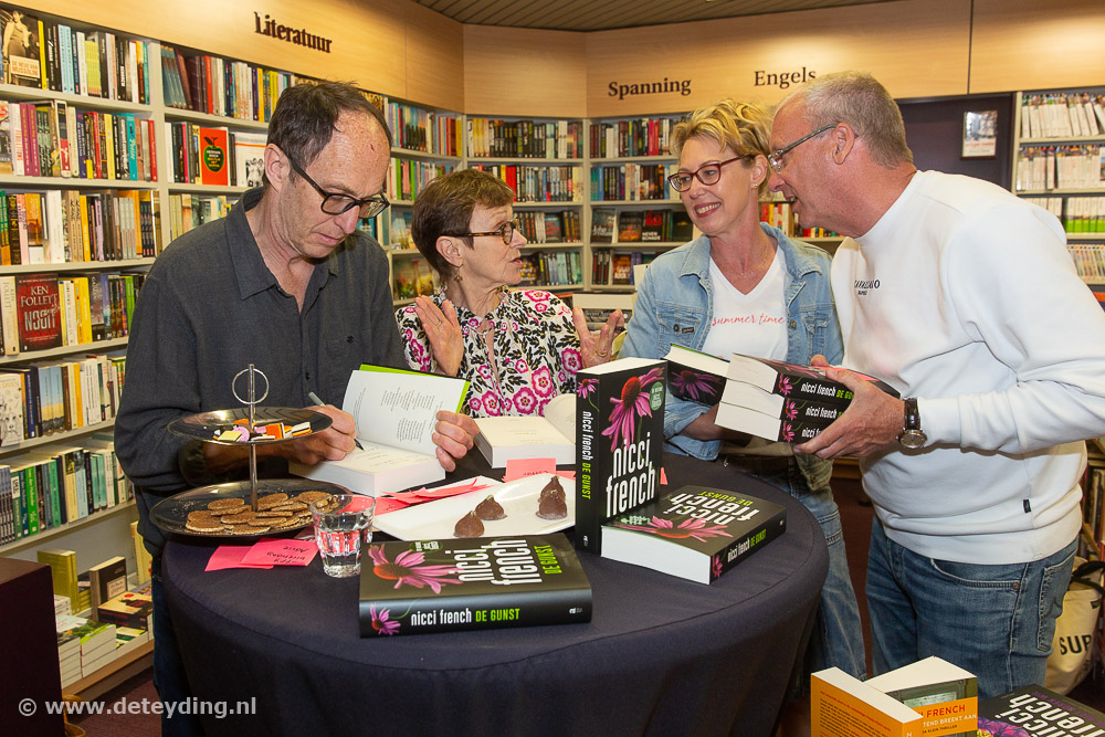 In de rij voor een gesigneerd boek van Nicci French of Arno van Kempen