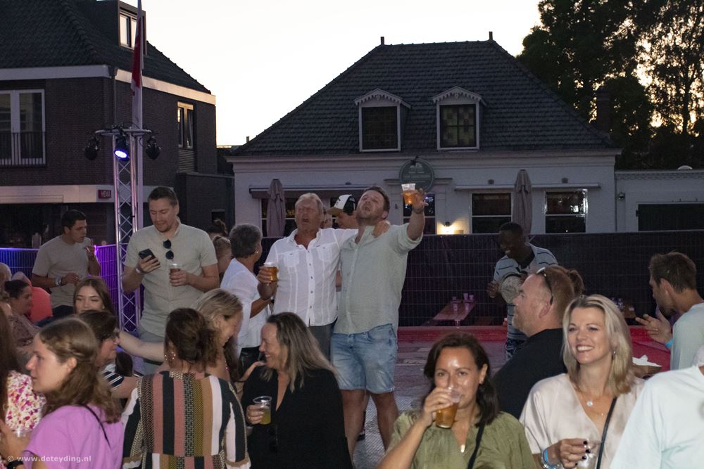 Feest op het plein De Teyding