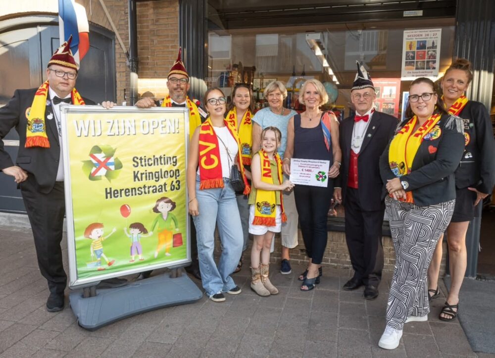 Cheque van Kringloop voor nieuwe kleding dansgardes De Saksen