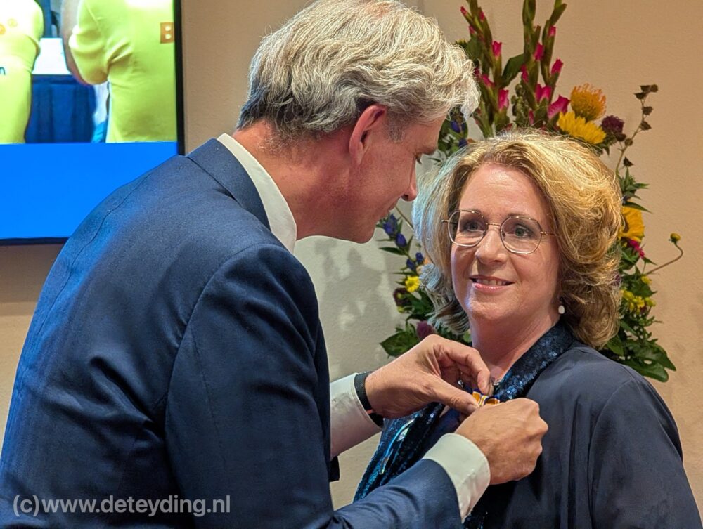 Koninklijk lintje en ereburgerschap bij afscheid van Carla Breuer