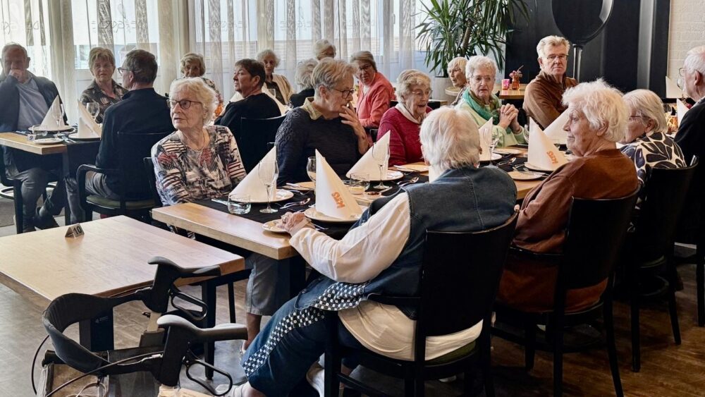 KTS-leerlingen ontvangen Warmondse Zonnebloemgasten in “De Jonge Garde”